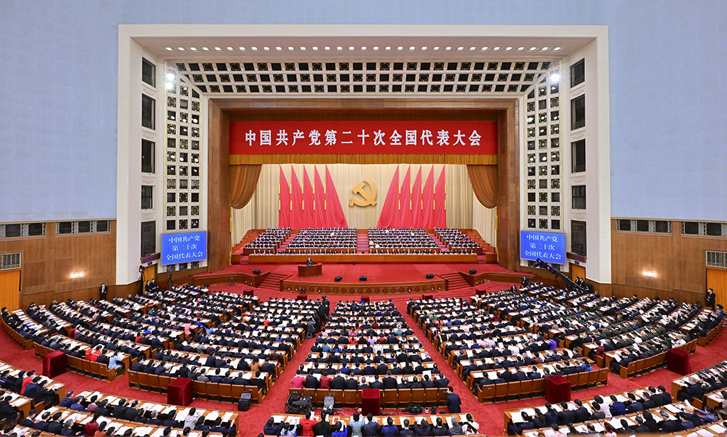 10月16日，中國(guó)共產(chǎn)黨第二十次全國(guó)代表大會(huì)在北京人民大會(huì)堂開(kāi)幕。習(xí)近平代表第十九屆中央委員會(huì)向大會(huì)作報(bào)告。新華社記者 岳月偉 攝.jpg